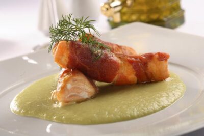 Involtini di salmone e speck su crema di sedano/ Roladki z łososia i bekonu na kremie selerowym