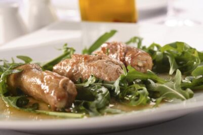 Involtini di vitello farcito con pomodori secchi e formaggio pecorino / Roladki cielęce faszerowane suszonymi pomidorami i serem owczym