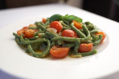 Bucatini verdi alla amatriciana / Zielony makaron bucatini z pomidorkami cherry