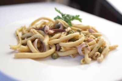 Silatelli con calamari e piselli / Makaron silatelli z kalmarami i zielonym groszkiem