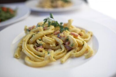 Spaccatelli alla carbonara classico / Makaron spaccatelli z klasycznym sosem z jajka i parmezanu