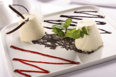 Panna Cotta con frutti di bosco / Deser śmietankowy z sosami z owoców leśnych