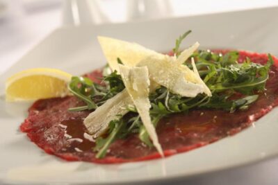 Carpaccio di manzo Classico / Carpaccio wołowe z rukolą i parmezanem